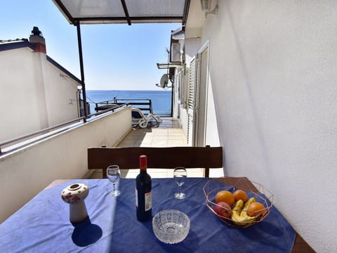 Apartment mit zwei Schlafzimmern und Meerblick in Zambratija