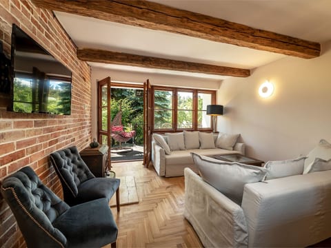 Backsteinwohnung mit Terrasse und Kamin im Erdgeschoss