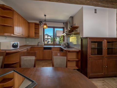 Backsteinwohnung mit Terrasse und Kamin im Erdgeschoss