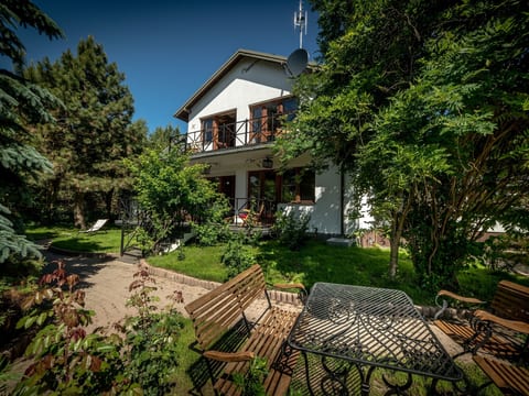 Backsteinwohnung mit Terrasse und Kamin im Erdgeschoss