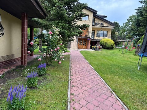 Ferienvilla mit Garten, Grill und Terrasse