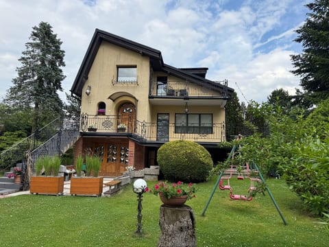 Ferienvilla mit Garten, Grill und Terrasse
