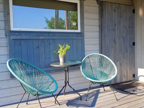 Gemütliches Ferienhaus in Gmina Stegna mit Terrasse, Grill und Garten