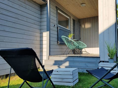 Gemütliches Ferienhaus in Gmina Stegna mit Terrasse, Grill und Garten