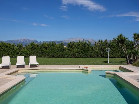 Can Vanrell, mit Schwimmbad, Jacuzzi und Rasenfläche.
