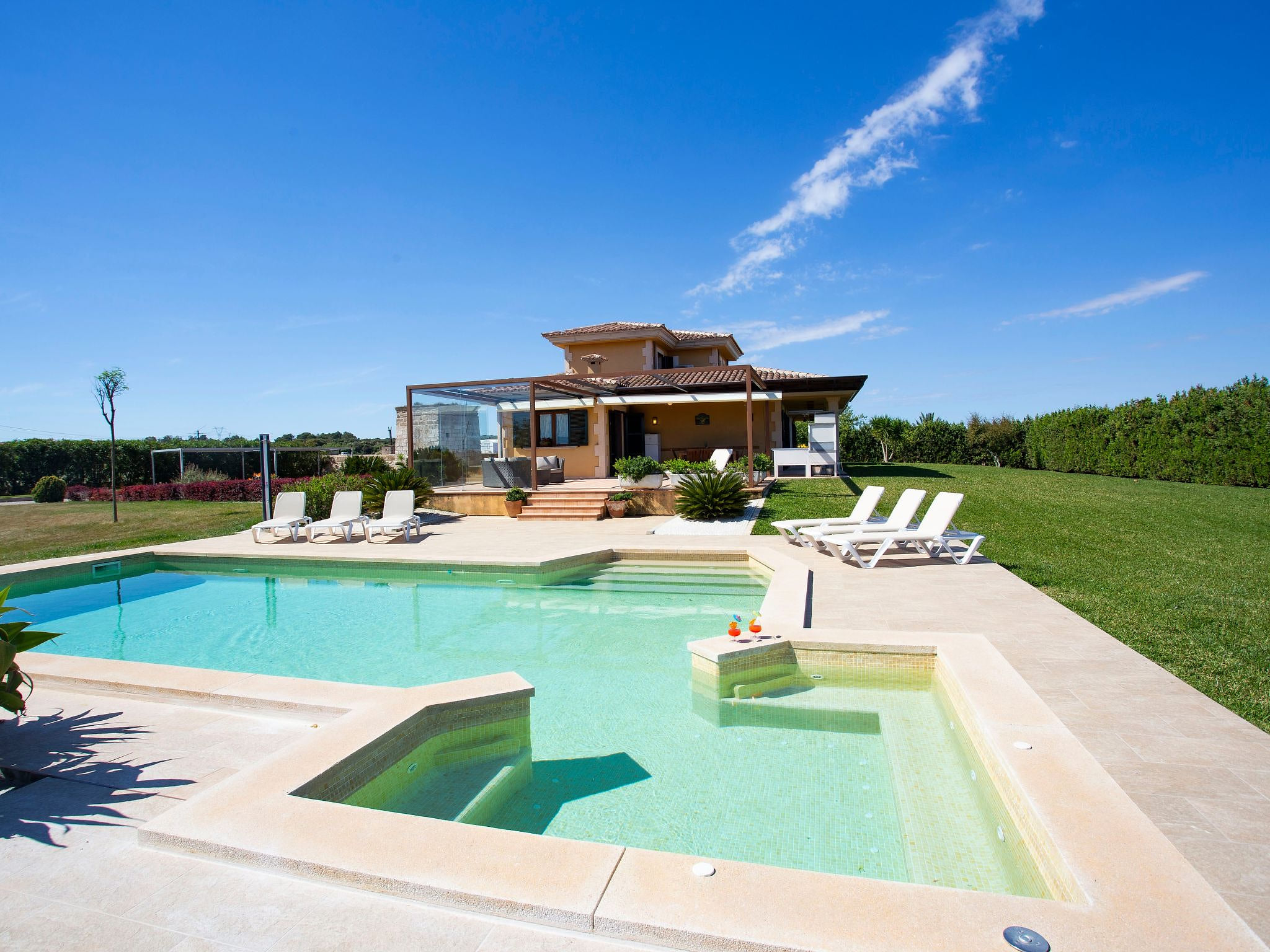 Can Vanrell, mit Schwimmbad, Jacuzzi und Rasenfläche.
