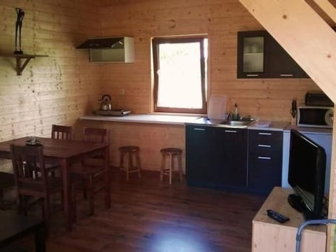 Blockhütte mit Terrasse, Garten und Grill