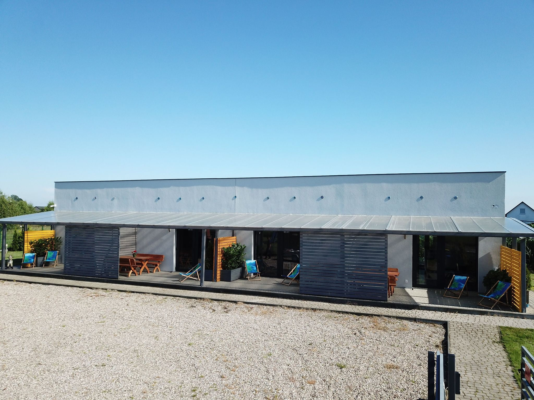 Adama Ewy mit schönem Garten