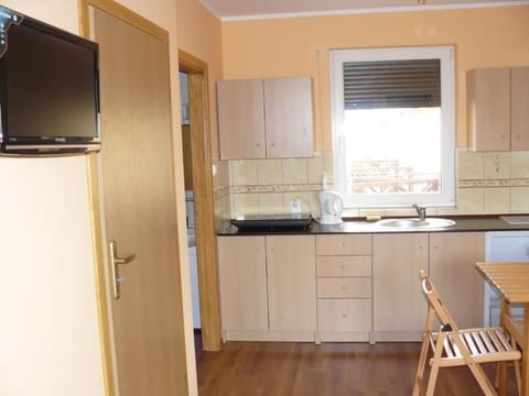 Appartements mit einem Wohn-,Ess- und Schlafraum und kleinem Balkon für vier Pe