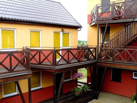Appartements mit einem Wohn-,Ess- und Schlafraum und kleinem Balkon für vier Pe