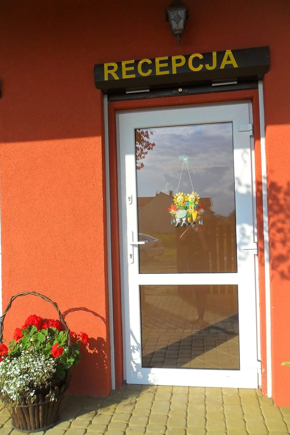 Appartement mit einem Wohn-, Ess- und Schlafraum und kleiner Terrasse für vier P - Niechorze