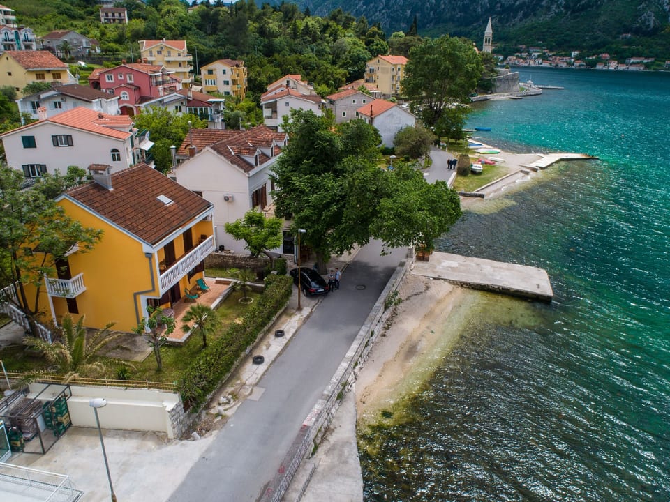 Familienfreundliche Wohnung direkt am Meer - Dobrota