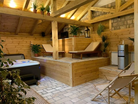 Die Ski-Suite hat ein Schlafzimmer und ein kleines Wohnzimmer ohne Küche.