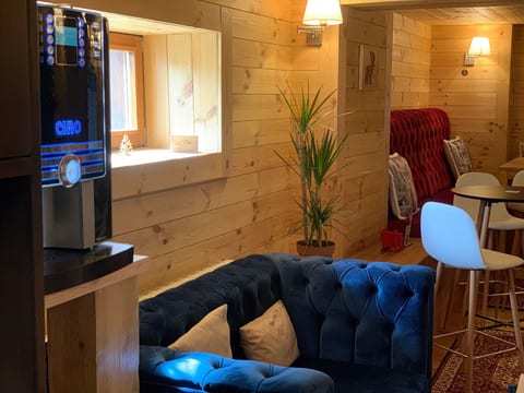 Die Ski-Suite hat ein Schlafzimmer und ein kleines Wohnzimmer ohne Küche.