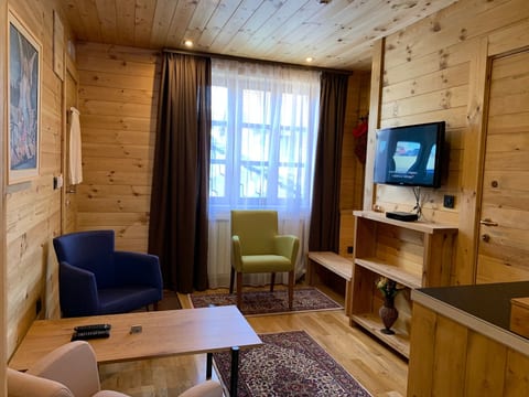 Die Ski-Suite hat ein Schlafzimmer und ein kleines Wohnzimmer ohne Küche.