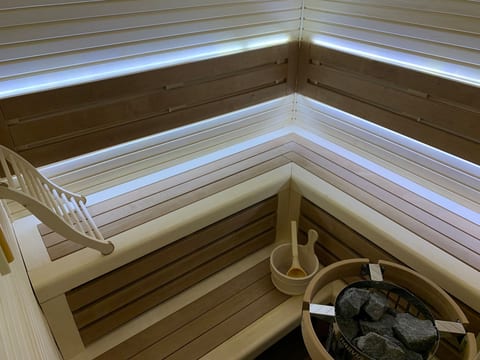 Die Ski-Suite hat ein Schlafzimmer und ein kleines Wohnzimmer ohne Küche.