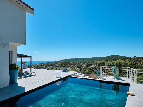 950m vom Meer, herrlicher MEERESBLICK, Pool, Jacuzzi