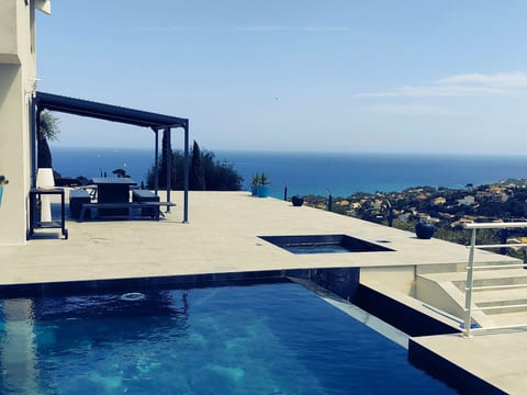 950m vom Meer, herrlicher MEERESBLICK, Pool, Jacuzzi