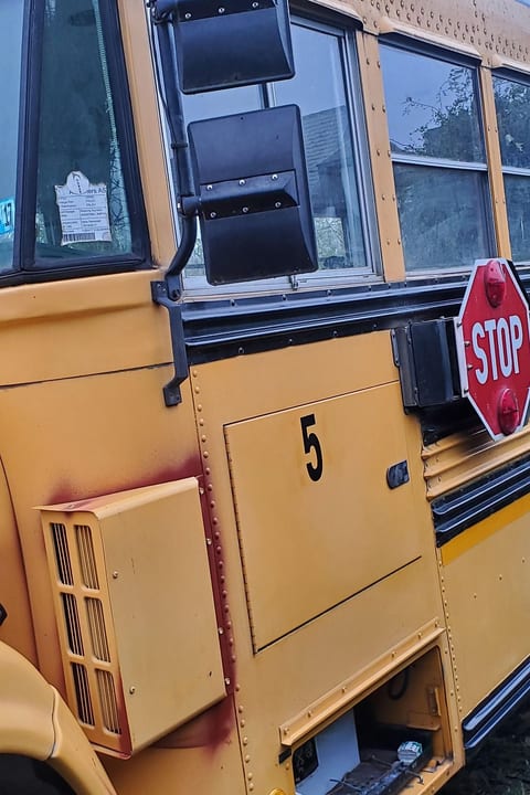 Ungewöhnliche Übernachtung in einem authentischen amerikanischen Schulbus