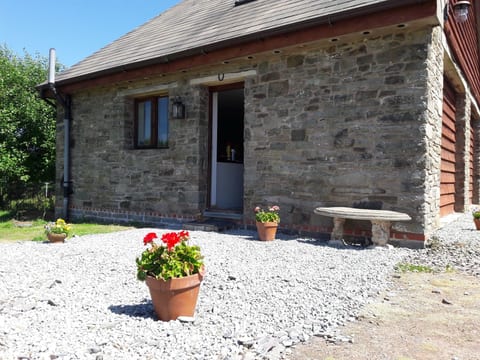 Haus in Crickadarn mit Parkplatz und Bergblick