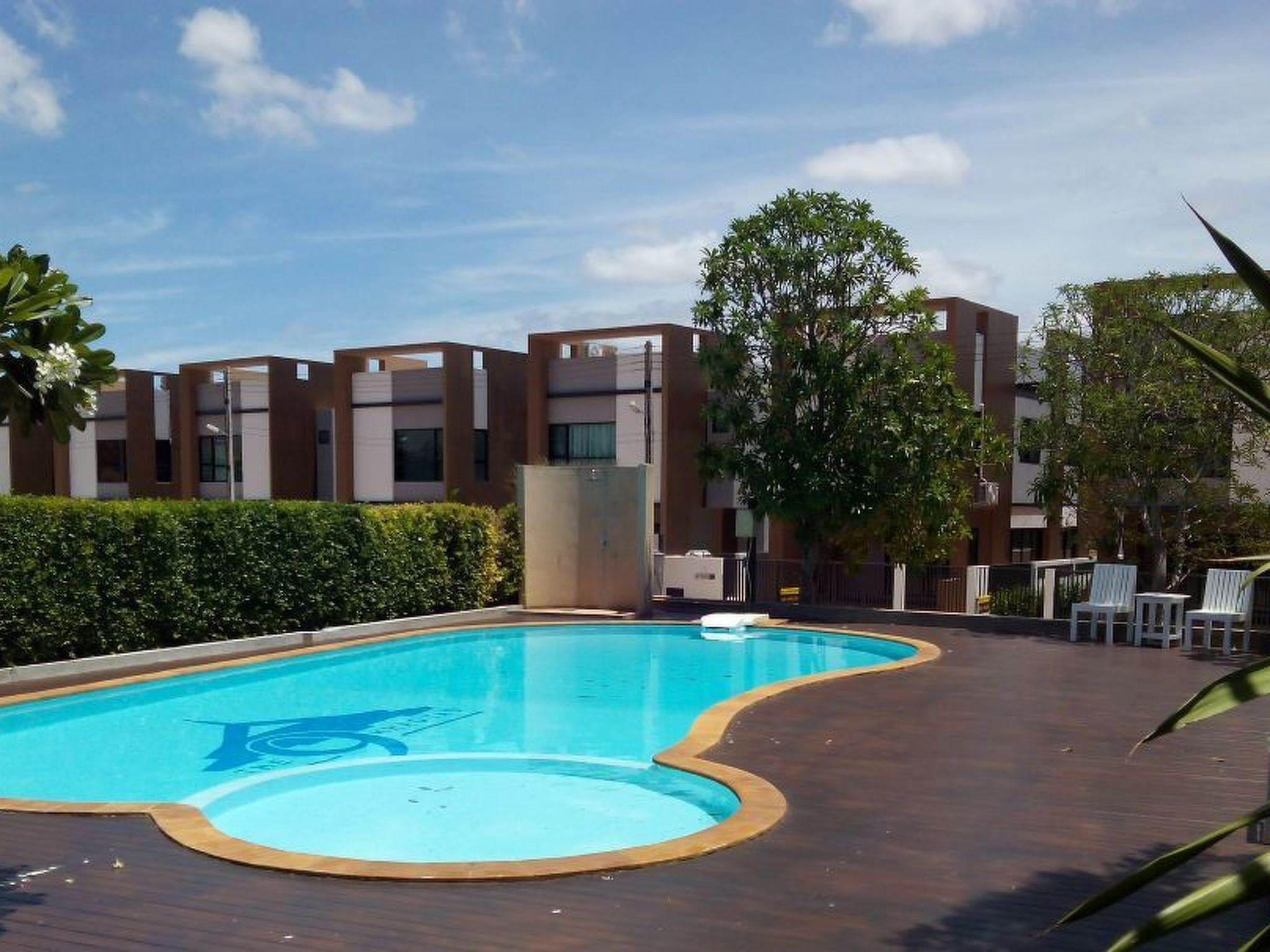 Moderne Ferienvilla zwischen Hügeln und Meer