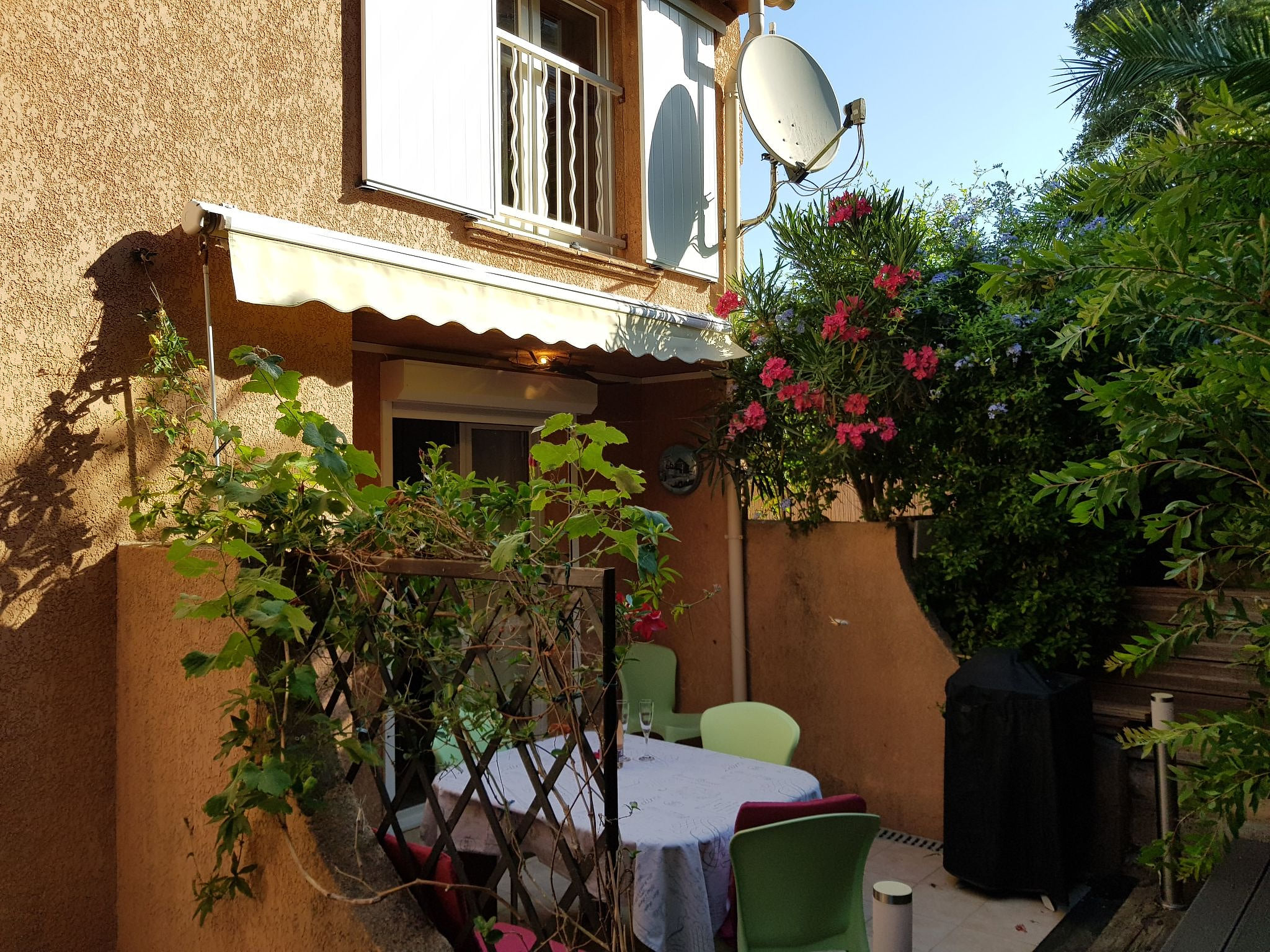 Anlage mit Tennisplatz und 3 Gemeinschaftspools