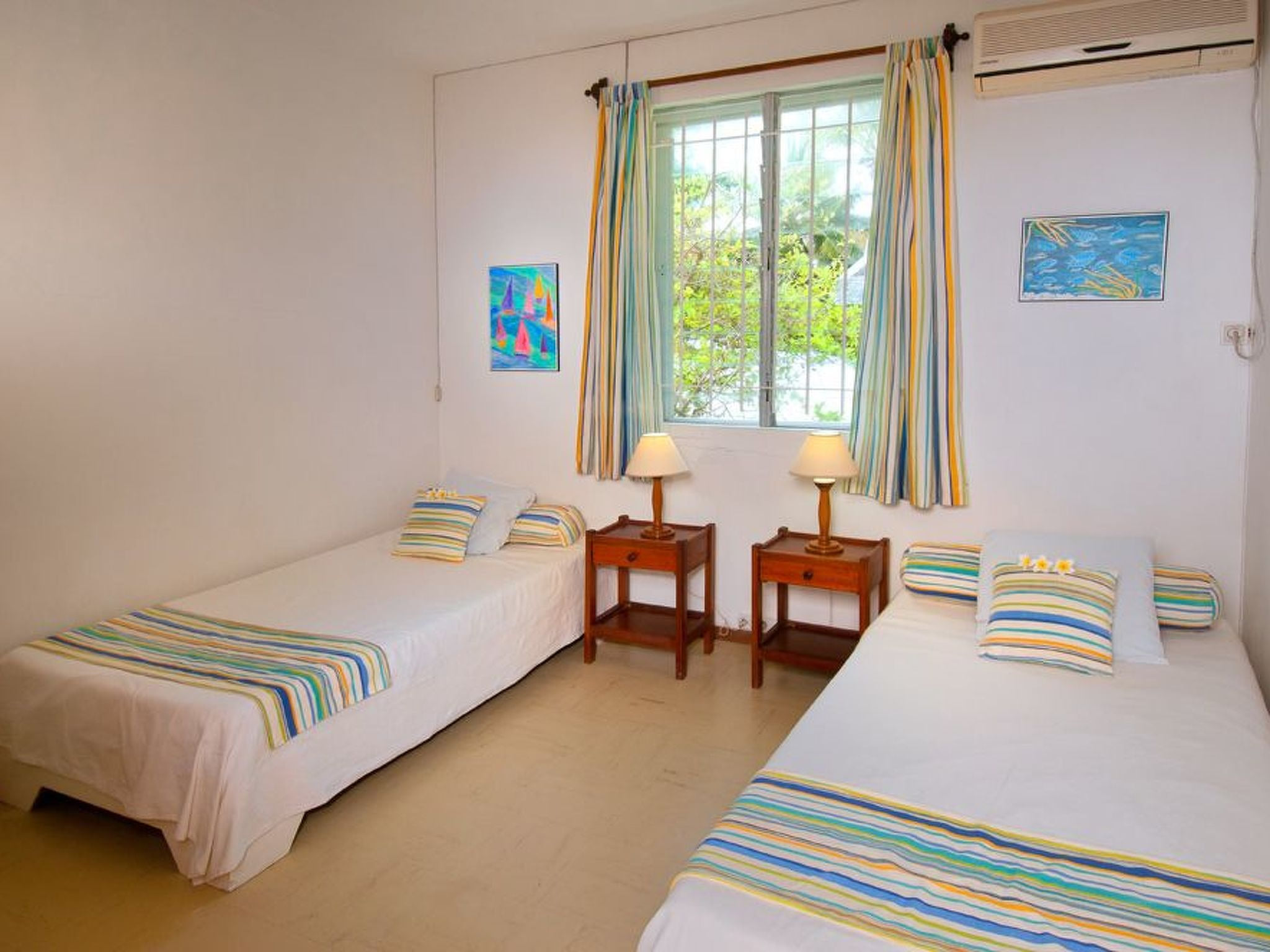 mit Blick auf das Wasser