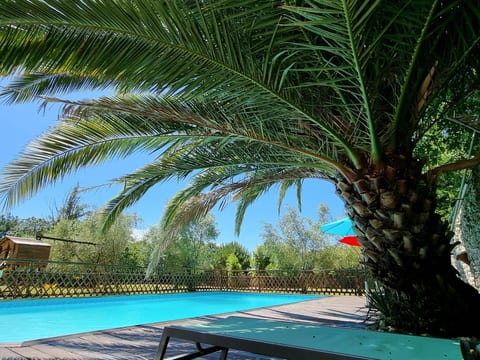 8-Zimmer-Schloss mit Pool und eigenem Park