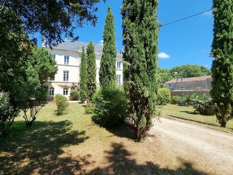 8-Zimmer-Schloss mit Pool und eigenem Park