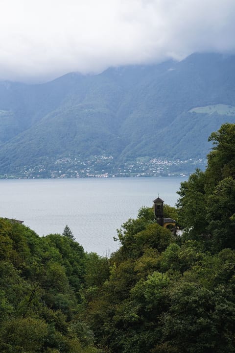 "Palazzo Branca" mit Blick auf den See.