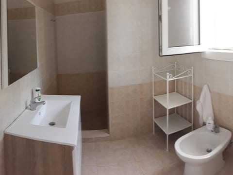 Rundes Steinhaus mit Whirlpool