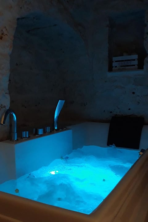Rundes Steinhaus mit Whirlpool