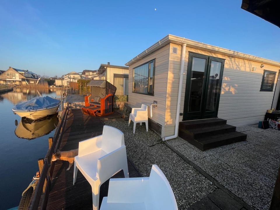 Chalet Welcome direkt am Wasser mit eigenem Steig - Wervershoof
