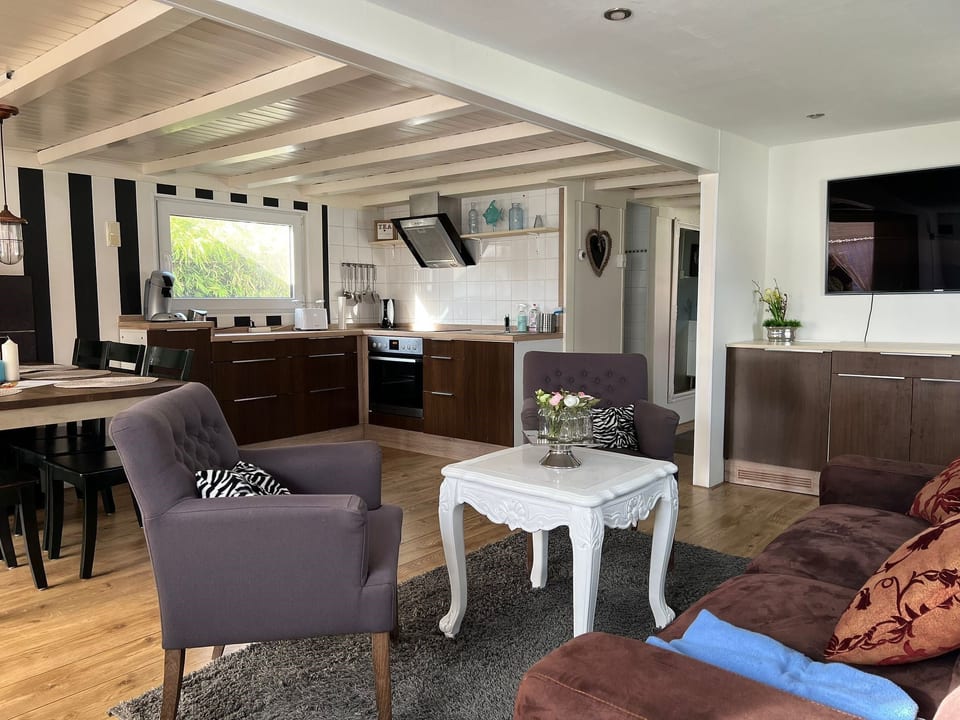 Charmantes Ferienhaus Hilda mit Terrasse - Wervershoof