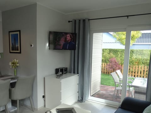 Schmuckes neuwertiges Ferienhaus auf einer kleinen Ferieninsel