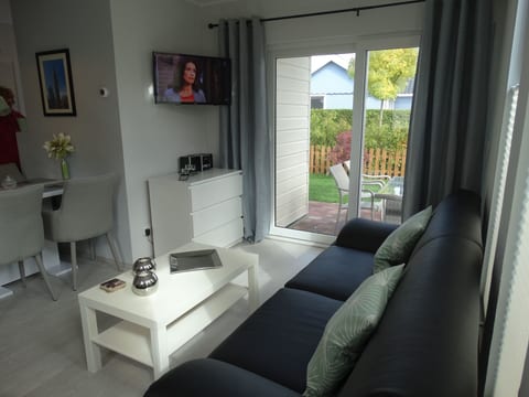 Schmuckes neuwertiges Ferienhaus auf einer kleinen Ferieninsel