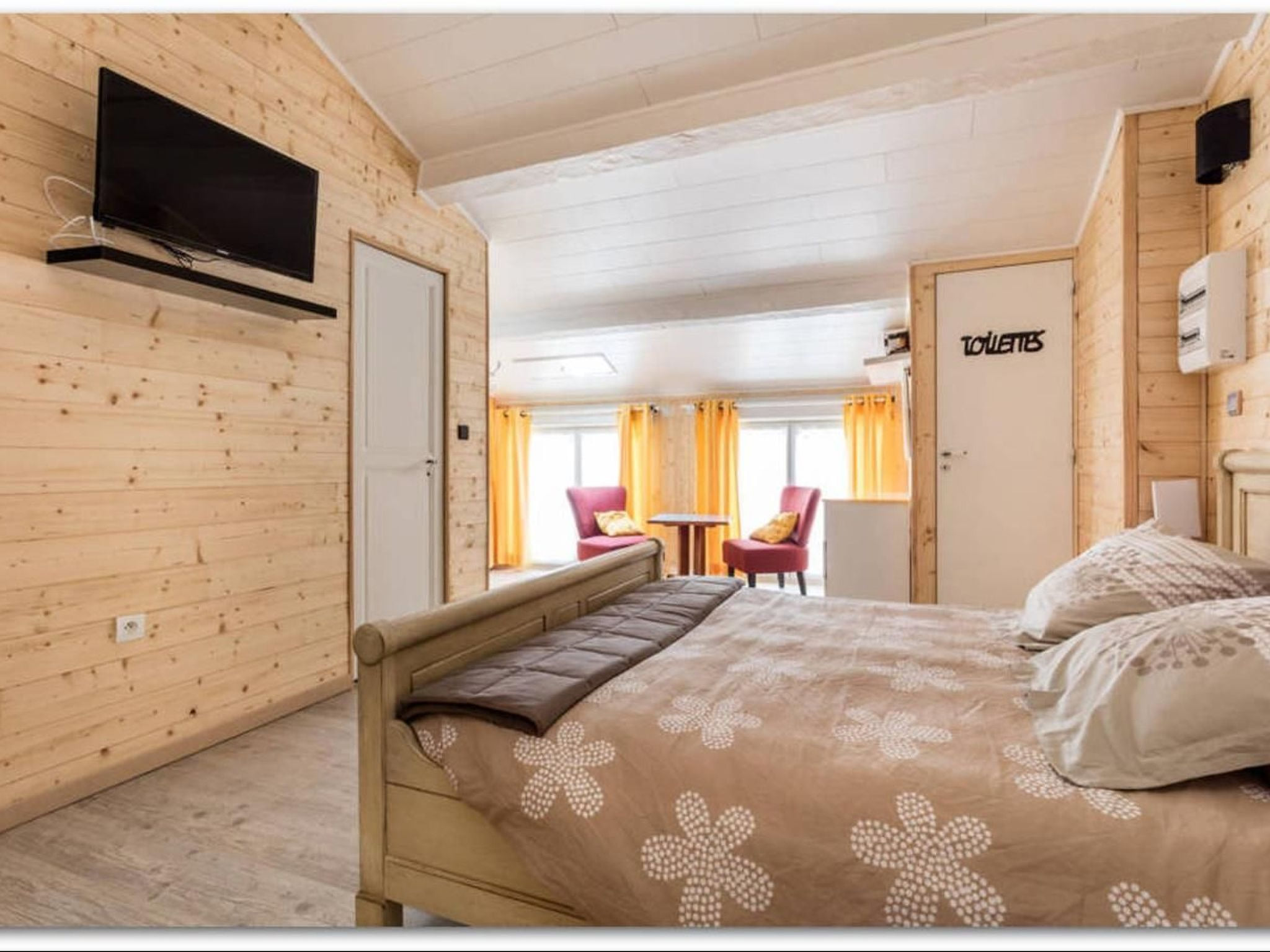 mit eigenem Parkplatz