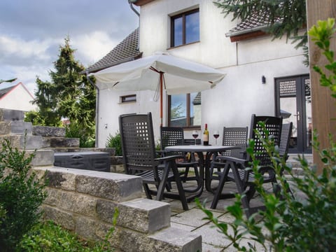 mit Terrasse