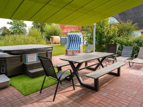 mit Garten und Whirlpool