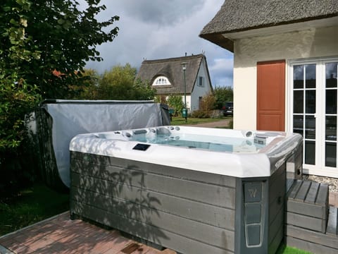 mit Garten und Whirlpool