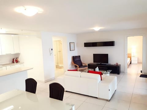 Modern Lake Suite Apt. 605