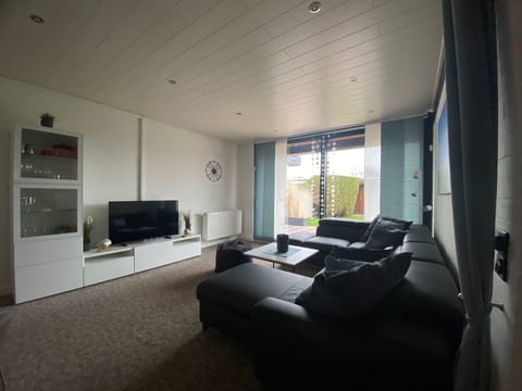 in Tossens mit Möblierter Terrasse