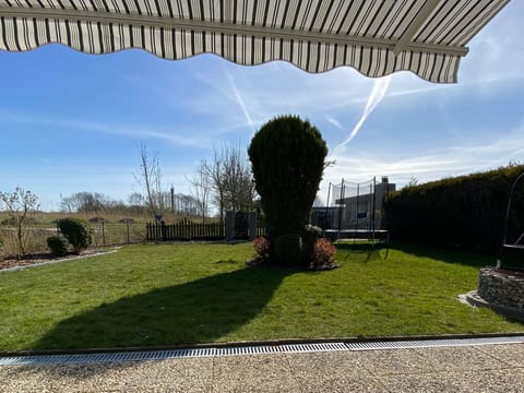 Freistehendes Ferienhaus in Tossens mit Terrasse