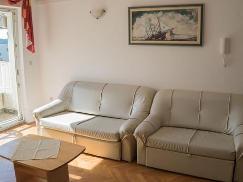 Große Wohnung in Donja Luka mit Eigenem Balkon und Meerblick