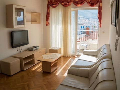 Große Wohnung in Donja Luka mit Eigenem Balkon und Meerblick