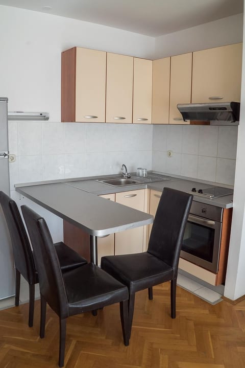Große Wohnung in Donja Luka mit Eigenem Balkon und Meerblick