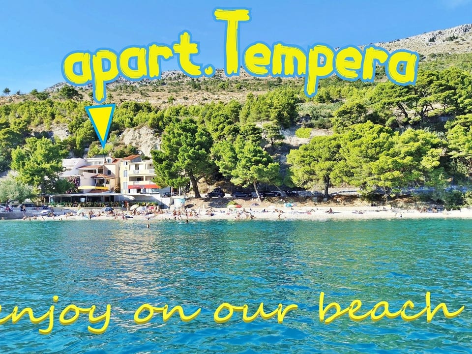 con terraza cubierta y balcón en la playa con vista al mar - Omiš