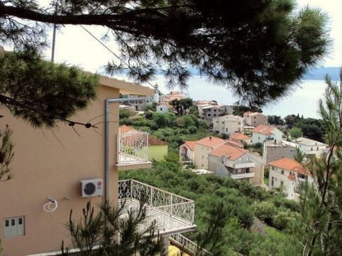 Appartement in Duće mit Grill und Terrasse