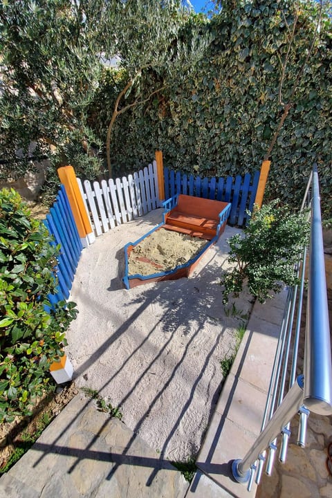Haus in Stanići mit grünem Garten