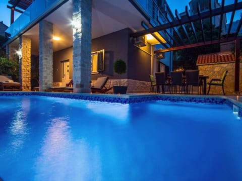 Haus in Stanići mit grünem Garten